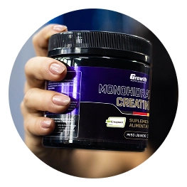 Uma mulher segurando uma Creatina CreaPure 250G da Growth Supplements