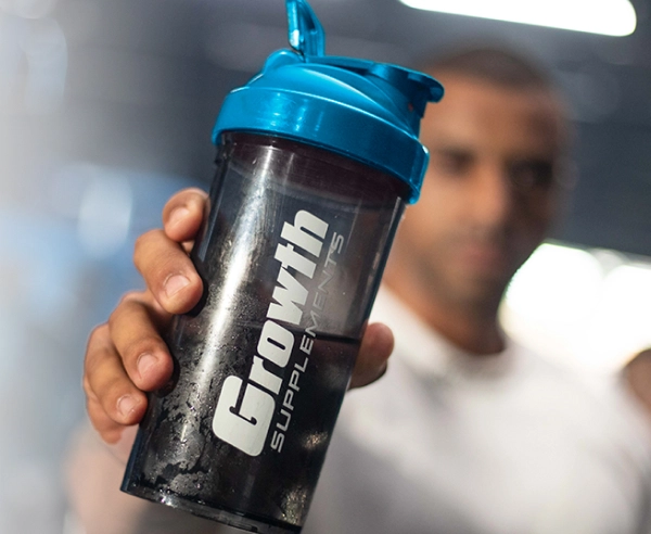 Pessoa segurando garrafa da Growth Supplements