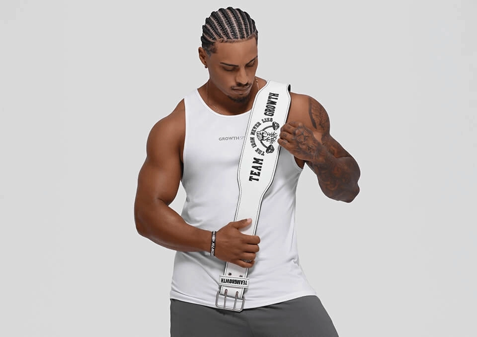 Atleta Growth segurando cinturão