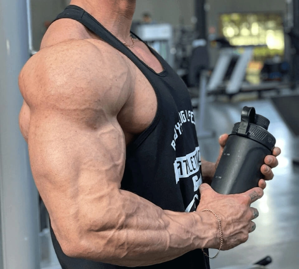 GROWTH SUPPLEMENTS - Imagem ilustrativa pessoa musculosa segurando uma coqueteleira