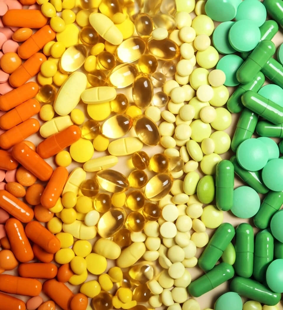 GROWTH SUPPLEMENTS - Imagem ilustrativa de varias cápsulas e pilulas de vitaminas.
