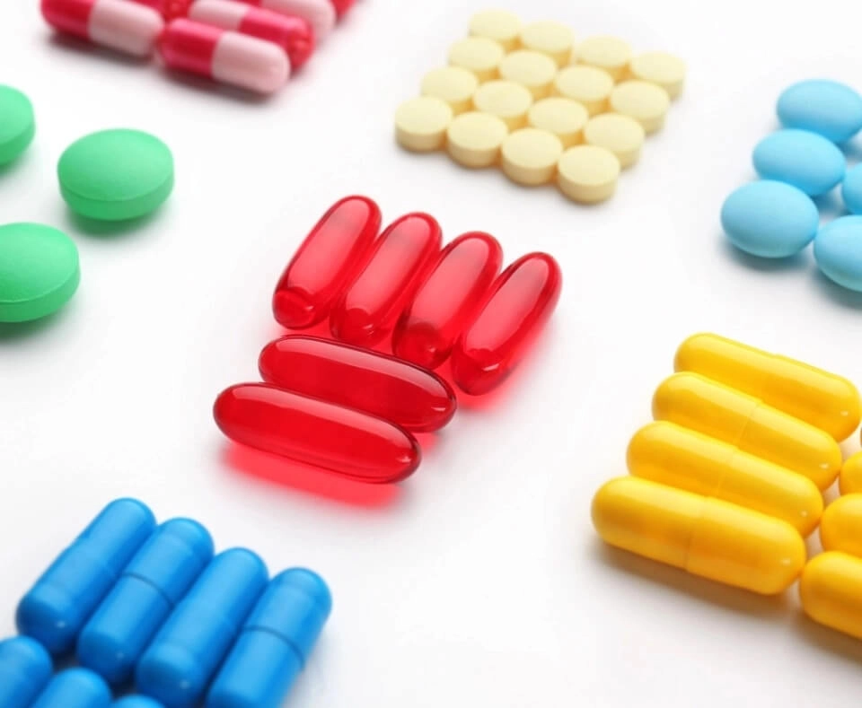 GROWTH SUPPLEMENTS - Imagem ilustrativa pilulas e capsulas coloridas.