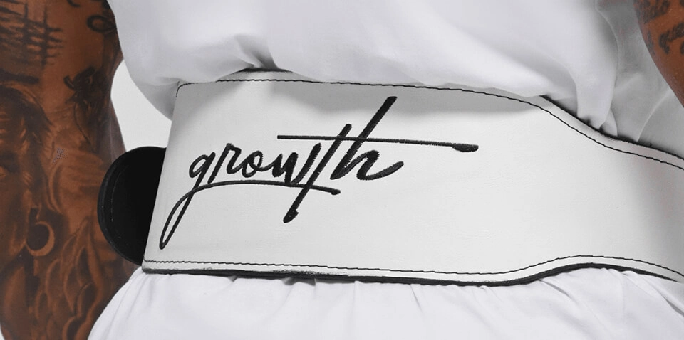 Detalhe traseiro do cinturão Growth com logo bordado