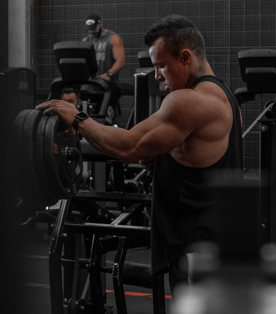 Diogo Montenegro Atleta TEAMGROWTH  Men’s Physique PRO dentro da academia