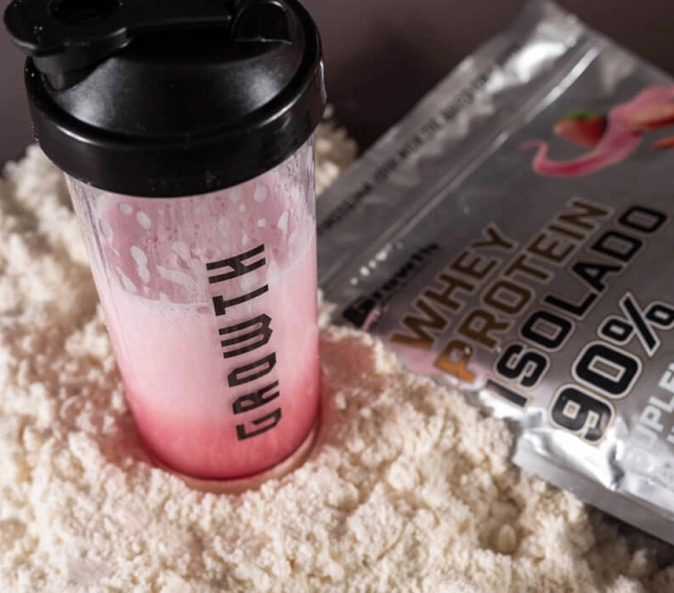 Whey Protein Isolado ao lado de uma coqueteleira Growth Supplements