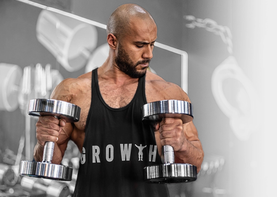 Léo Araújo - Atleta Bodybuilding e Influencer Growth Supplements levantando dois halteres 