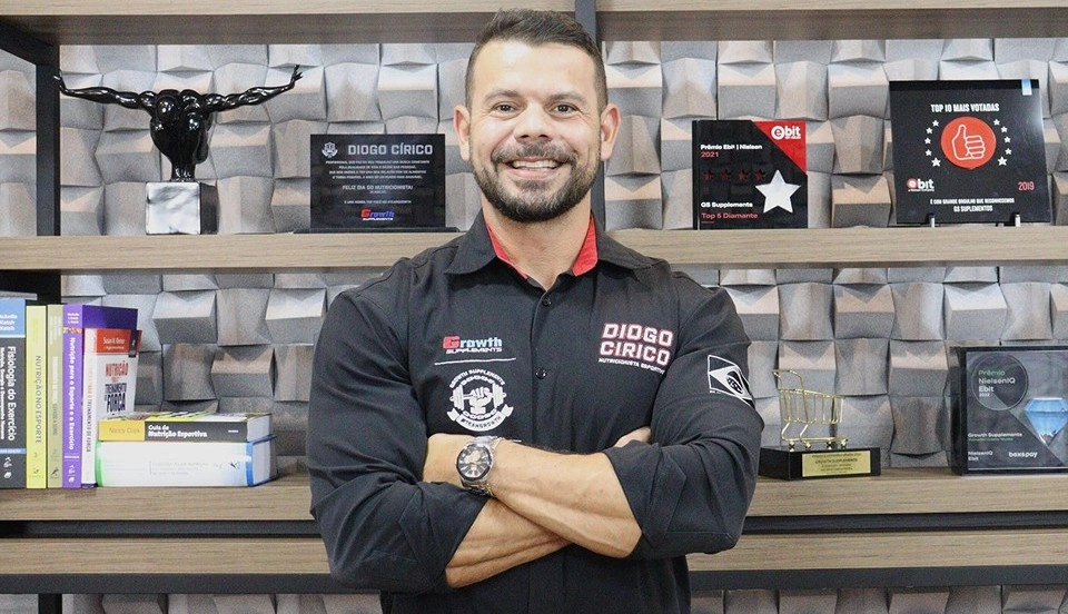 Diogo Círico - Nutricionista Growth Supplements de braços cruzados