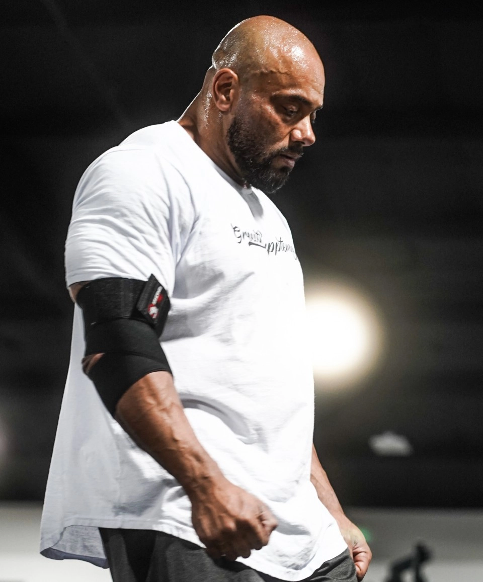 Julio Balestrin - Atleta/Treinador TeamGrowth olhando para baixo