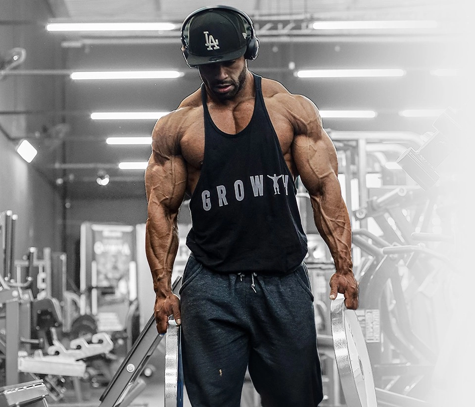 Elivelton Morais - Atleta Growth Supplements Classic Physique PRO segurando duas anilhas