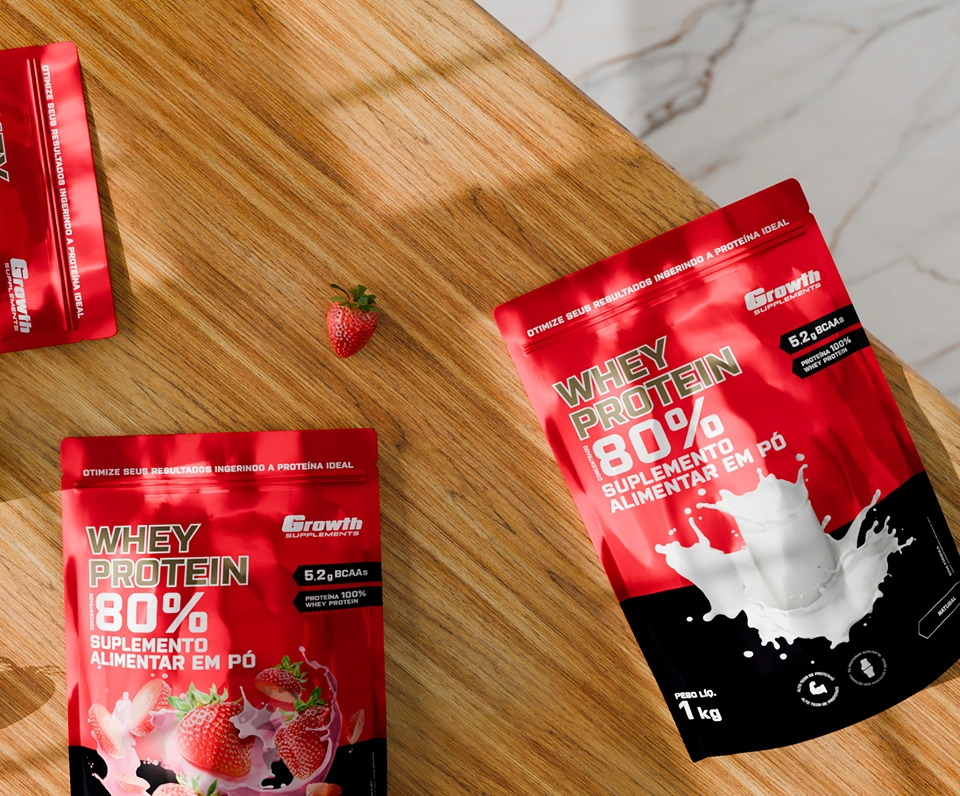 Whey Protein Concentrado Growth Supplements ao lado de um morango