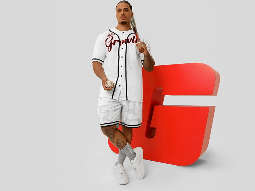 Modelo com roupas Growth Supplements com um taco e bola de Basebol na mão
