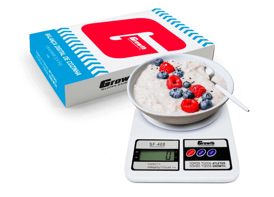 IMAGEM ILUSTRATIVA - POTE COM IOGURTE E FRUTAS EM CIMA DE UMA BALANÇA DE ALIMENTOS GROWTH SUPLEMENTOS
