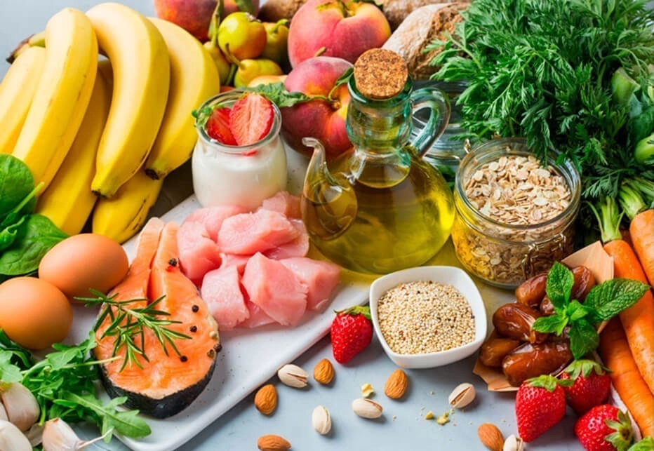 IMAGEM ILUSTRATIVA - MESA COM ALIMENTOS SAUDÁVEIS