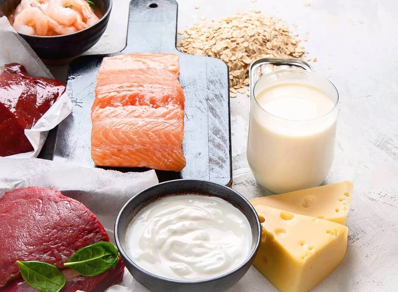 IMAGEM ILUSTRATIVA - MESA COM ALIMENTOS SAUDÁVEIS PARA PREPARO DE COMIDA
