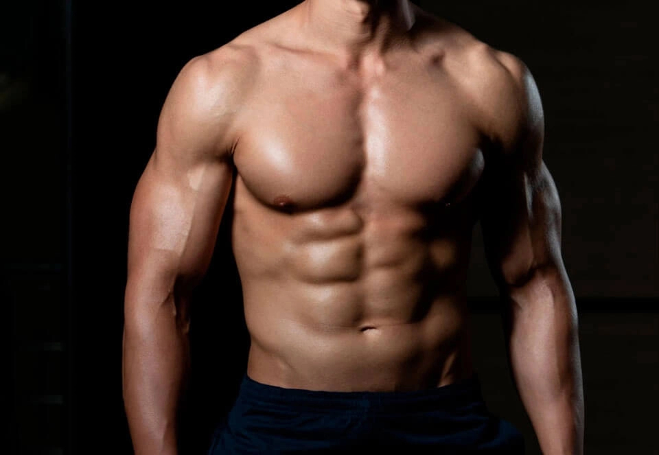 Homem sem camisa com abdômen definido