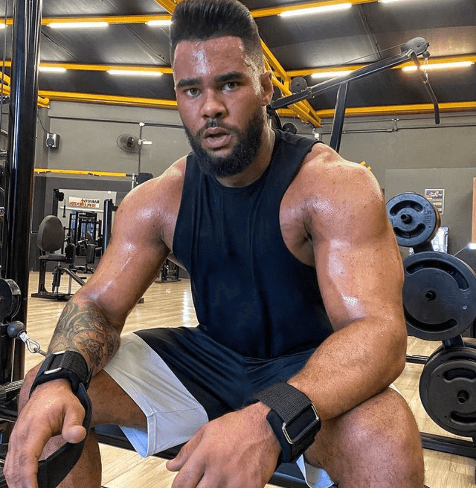 Victor Lelis - Atleta Growth Supplements sentado dentro de uma academia