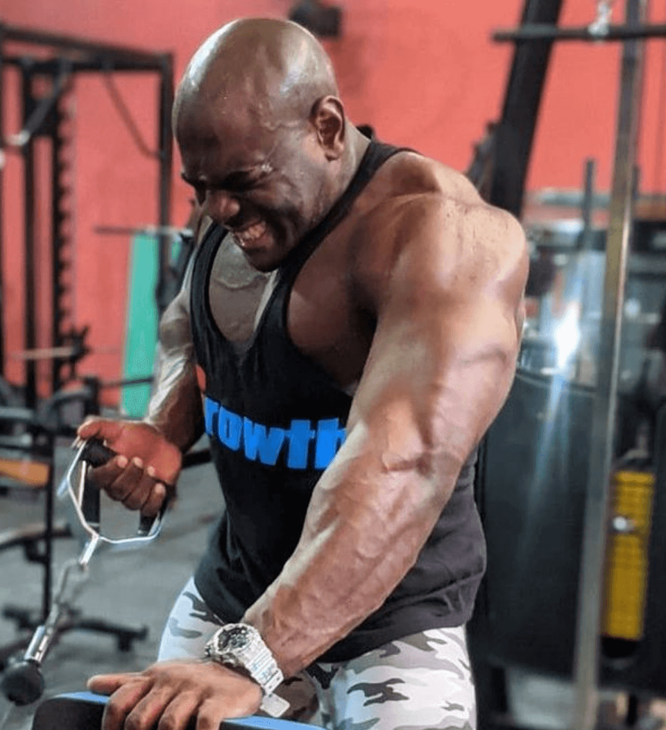 Tenente Eusébio Neto - Altleta Growth Supplements de regata praticando exercios fisicos dentro de uma academia