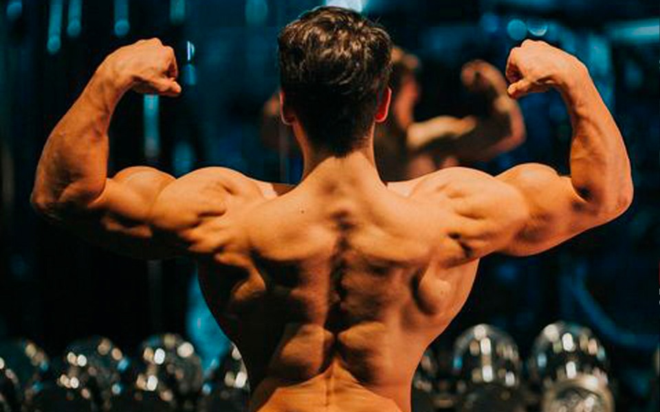 Alfredo Neto - Altleta Growth Supplements, de costas sem camisa mostrando os musculos
