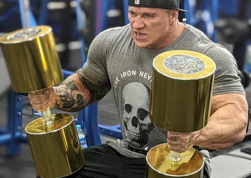 Fábio Giga - Atleta Growth Supplements, fazendo exercicio dentro de uma academia