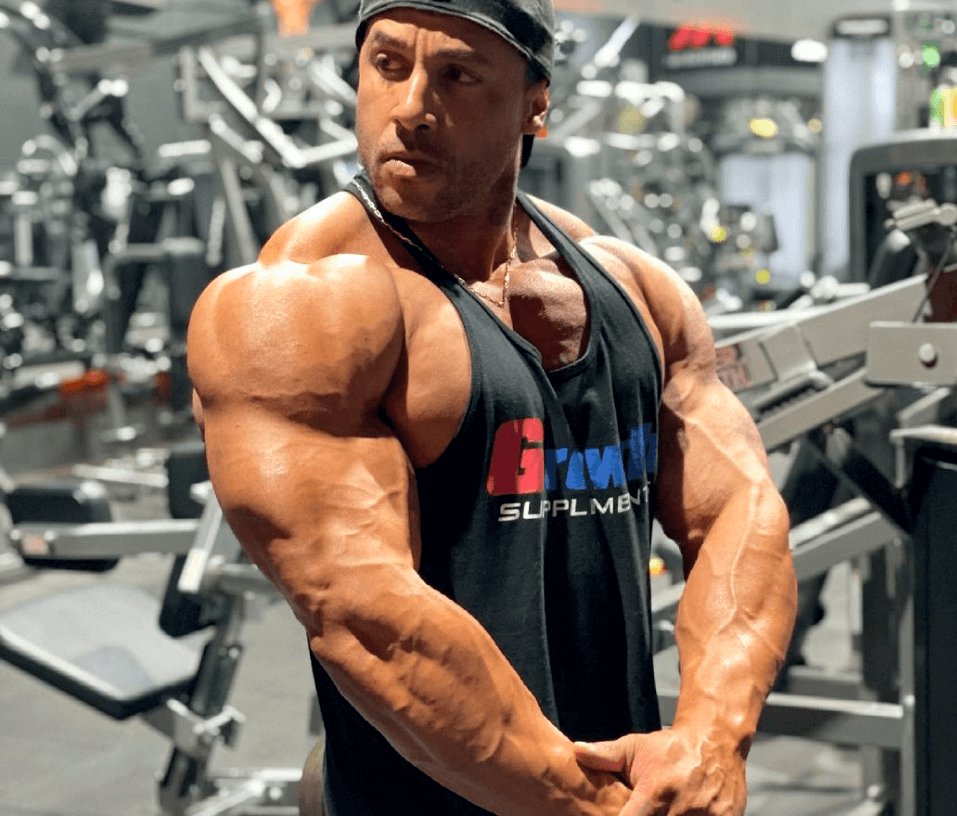 Atleta de fisiculturismo tomando whey