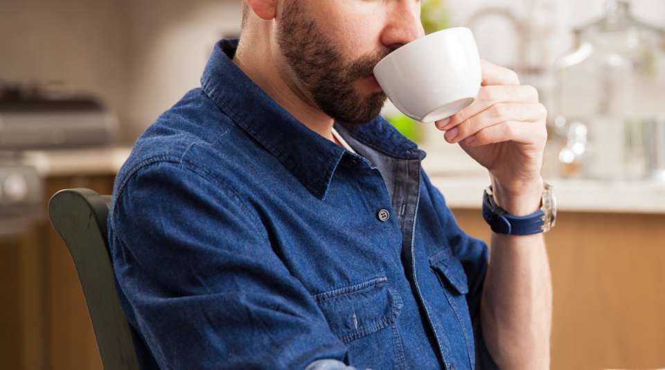 Homem Tomando uma xícara de GCOFFEE CAFÉ COM CHOCOLATE Growth Supplements