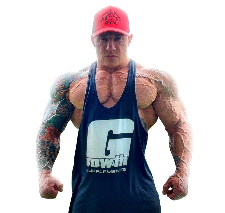 Fábio Giga Atleta Growth Supplements, de regata e boné mostrando os musculos superiores