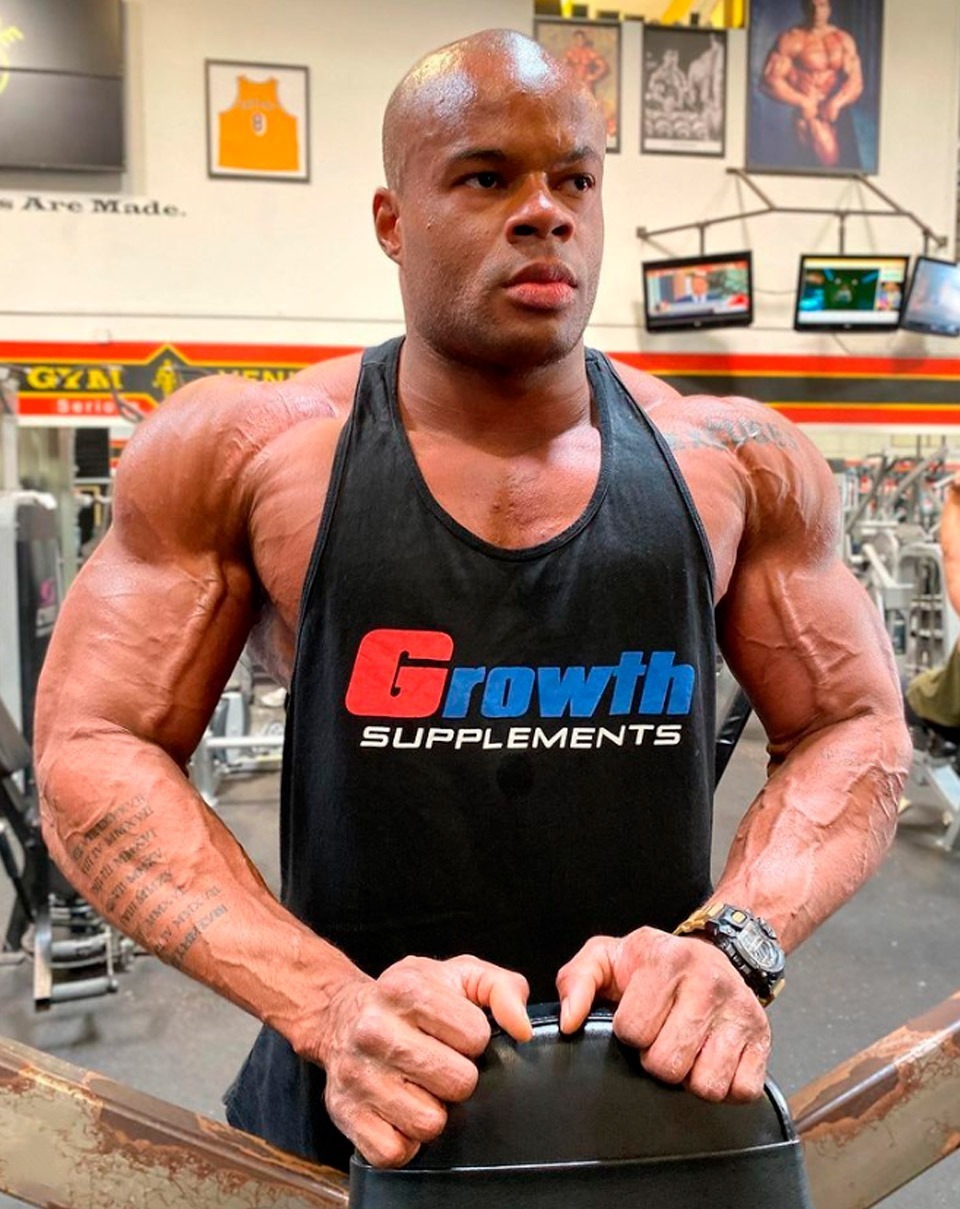 Eduardo Edoc - Atleta Growth Supplements de mostrando os musculos superiores