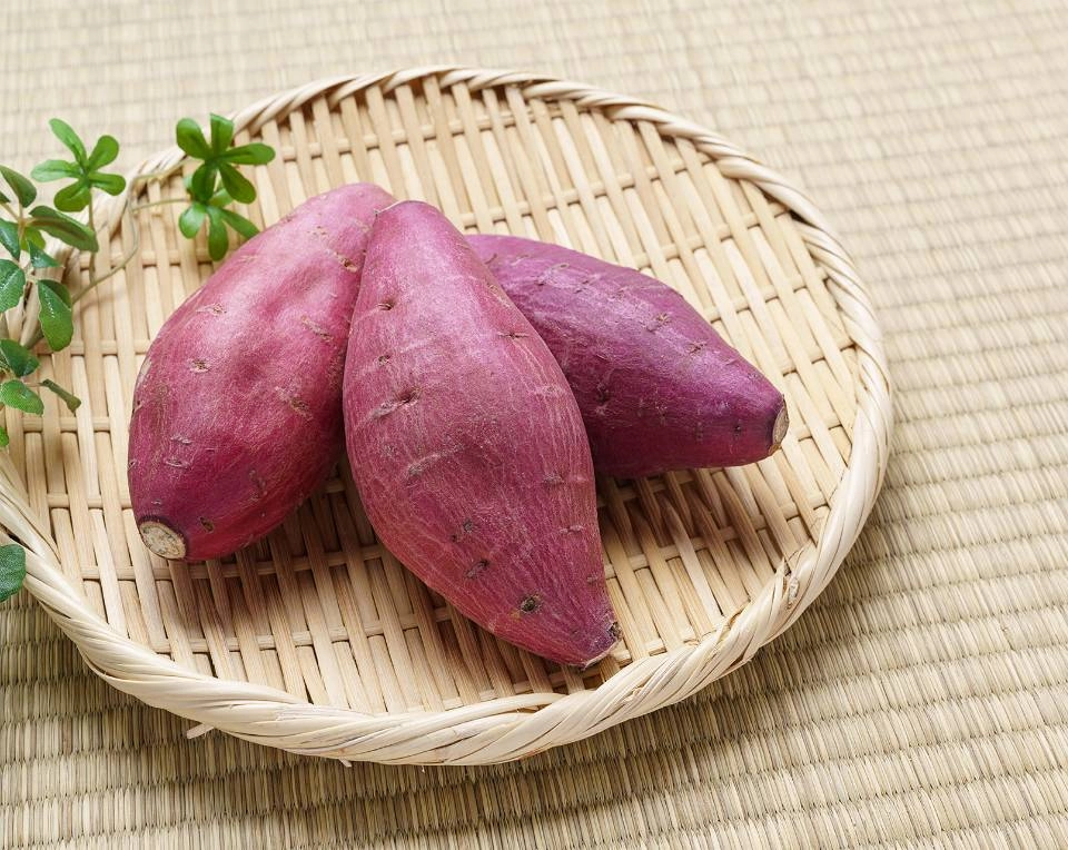 GROWTH SUPPLEMENTS - IMAGEM ILUSTRATIVA DE TRÊS BATATAS DOCES EM CIMA DE UMA CESTA