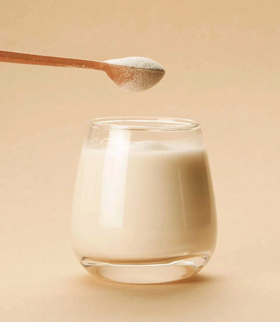 Growth Supplements - IMAGEM ILUSTRATIVA COLHER COM COLÁGENO HIDROLISADO JUNTO COM UM COPO