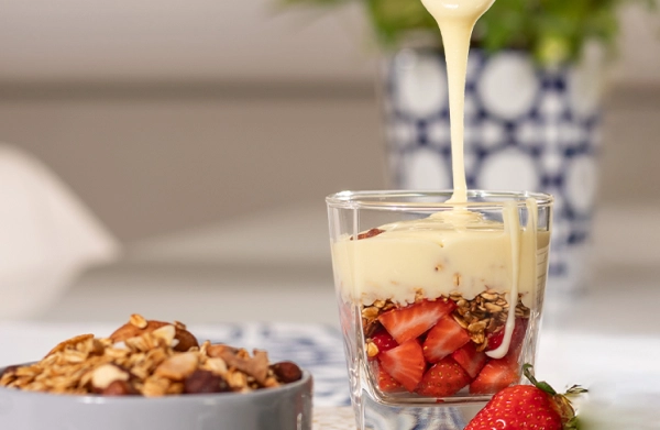 Barra de proteína vegana cortada ao meio em cima de uma tábua