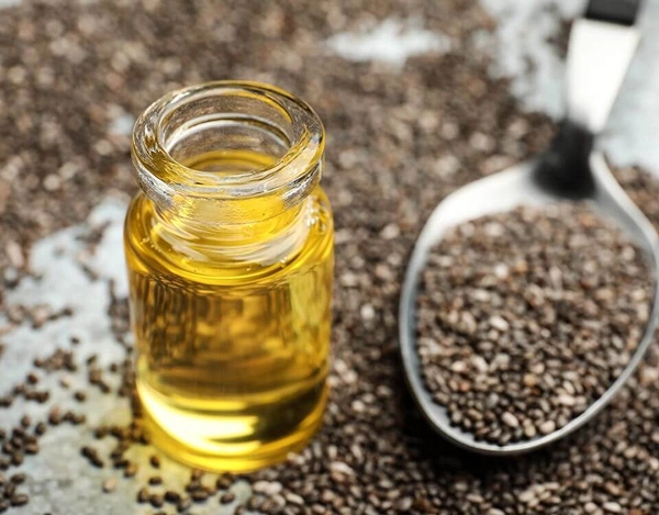 Growth Supplements - IMAGEM ILUSTRATIVA ÓLEO DE CHIA AO LADO DE VARIAS SEMENTES DE CHIA