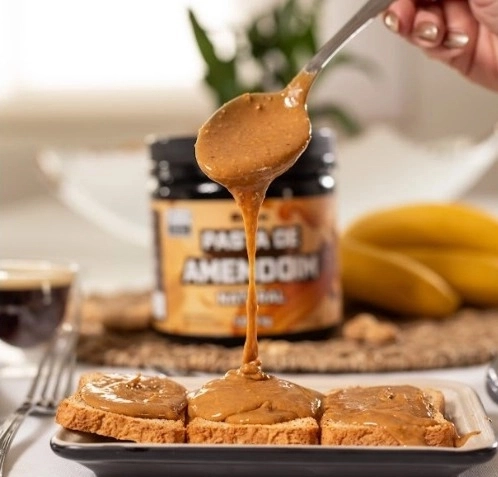 GROWTH SUPPLEMENTS - Imagem ilustrativa Pasta de amendoim integral na cozinha