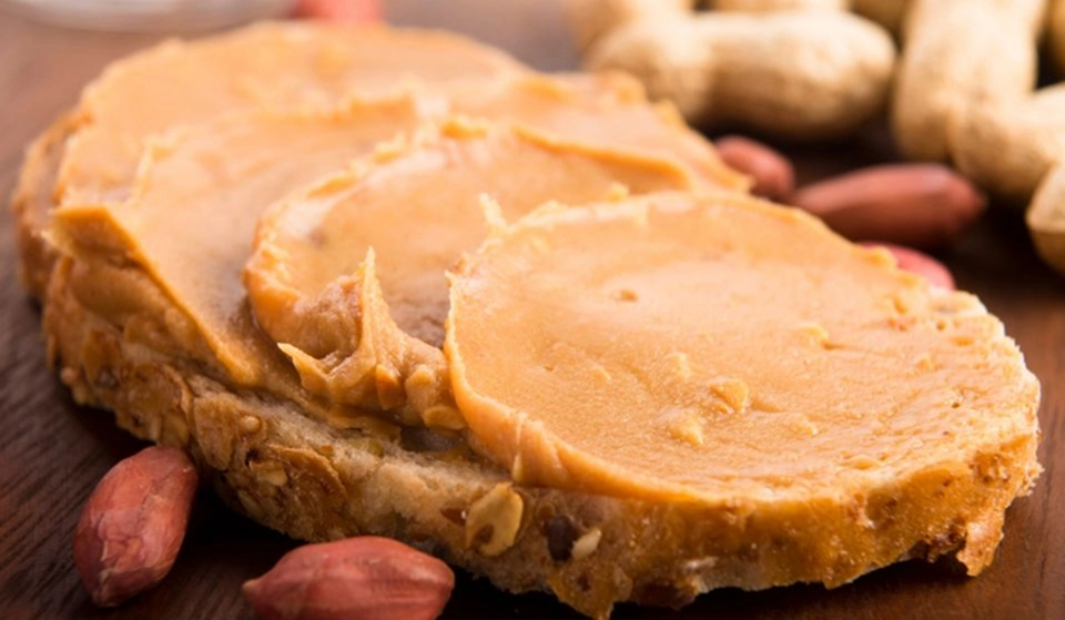 GROWTH SUPPLEMENTS - Imagem ilustrativa Pasta de amendoim integral na cozinha