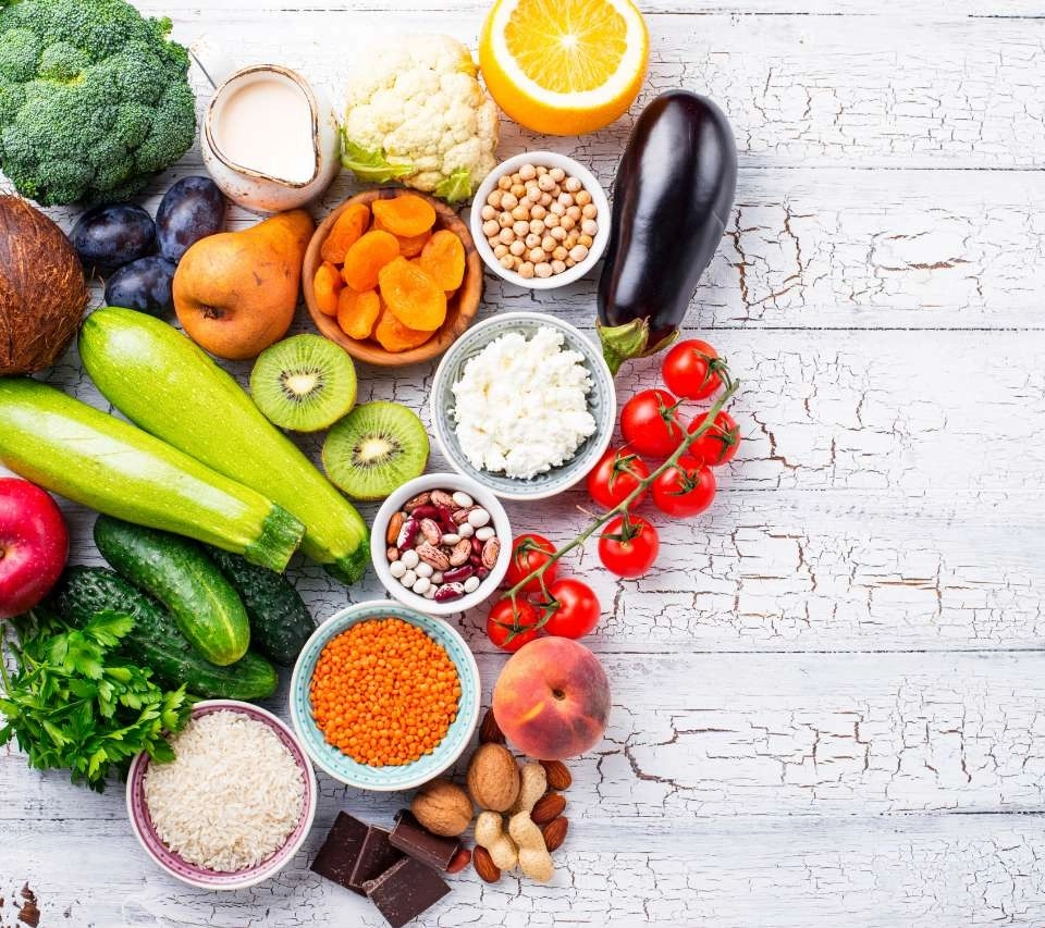 Legumes e frutas ao lado de tigelas