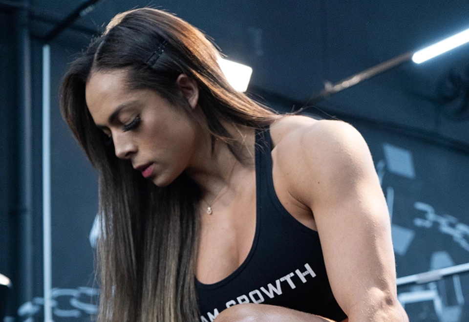 Loira do sul (Daniele mendonça) dentro de uma academia olhando para baixo