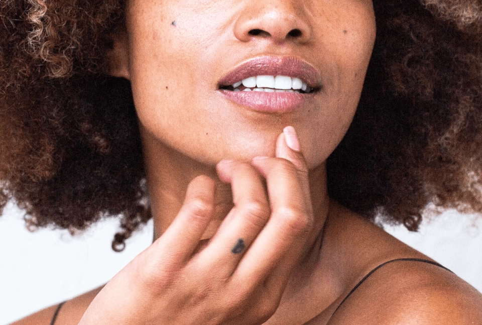 GROWTH SUPPLEMENTS - Imagem ilustrativa mulher com dedo no queixo