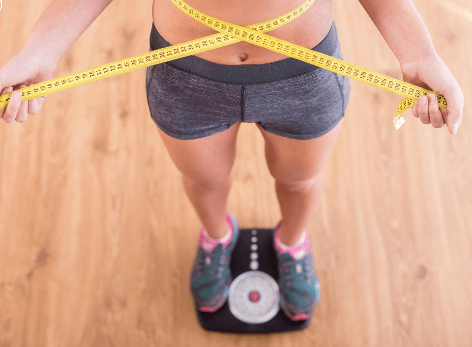 GROWTH SUPPLEMENTS - Imagem ilustrativa mulher tirando suas medições em cima de uma balança