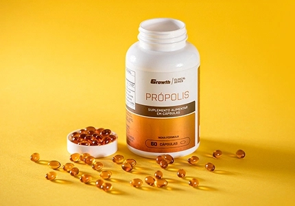 Growth Supplements - Imagem própolis em cima de uma mesa com um escudo brilhante ao redor e laranjas