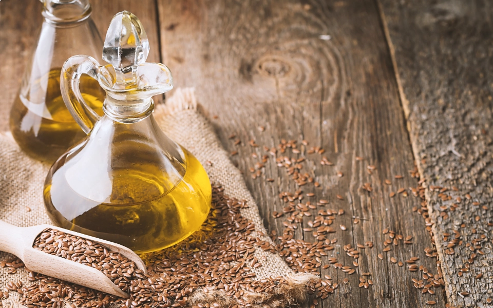 GROWTH SUPPLEMENTS - Óleo e linhaça em mesa de madeira