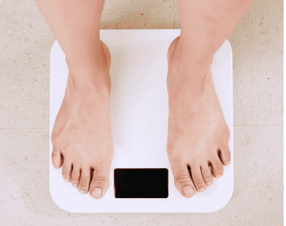 GROWTH SUPPLEMENTS - Imagem ilustrativa pessoa se pesando em balança digital