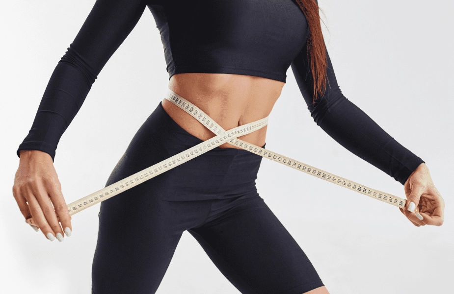 GROWTH SUPPLEMENTS - imagem ilustrativa de mulher segurando uma fita metrica