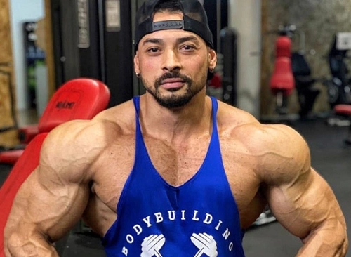 Felipe Franco - Atleta Growth Supplements de regata e boné dentro da academia