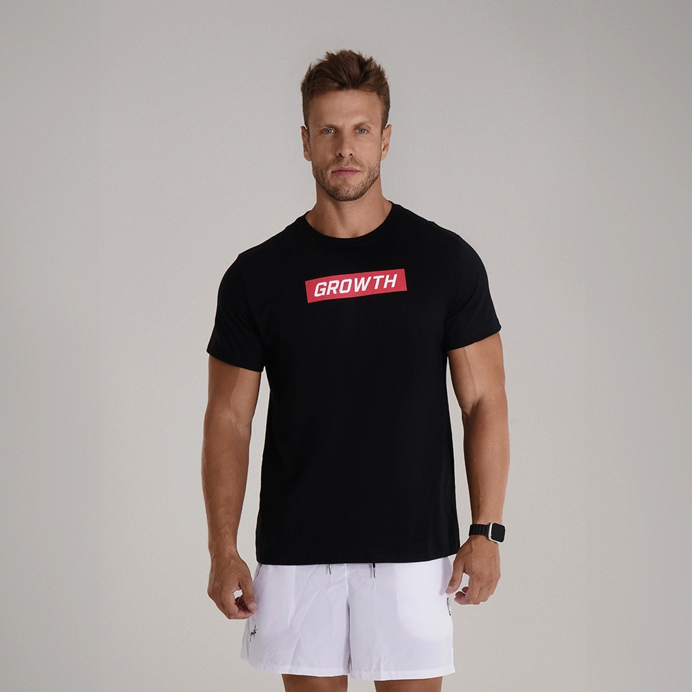 CAMISETA PRETA RETÂNGULO VERMELHO