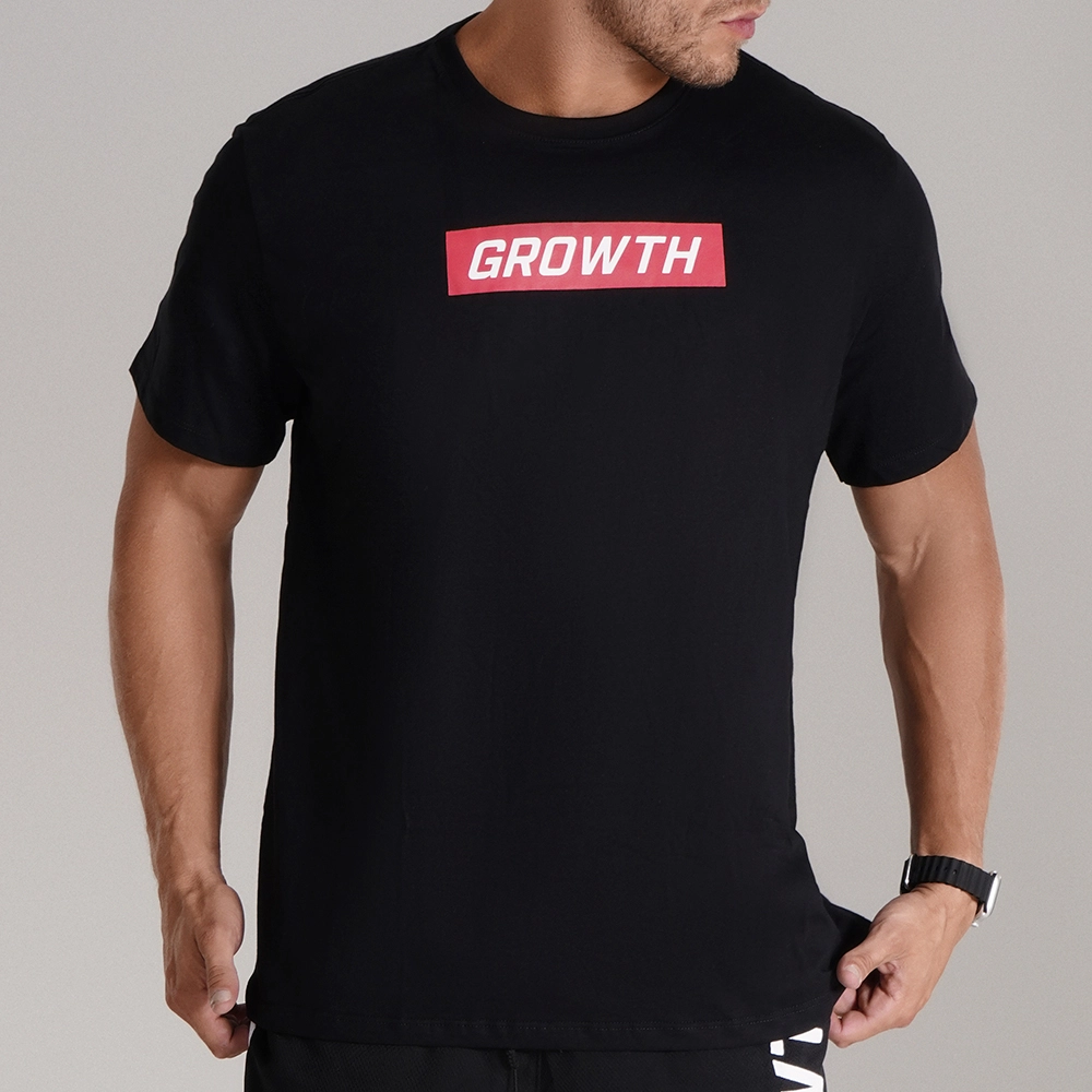 CAMISETA PRETA RETÂNGULO VERMELHO