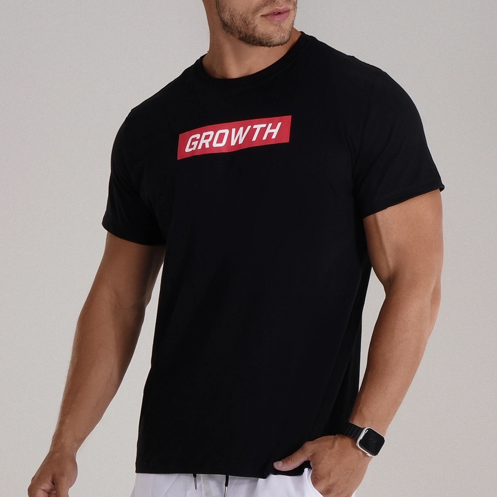 CAMISETA PRETA RETÂNGULO VERMELHO