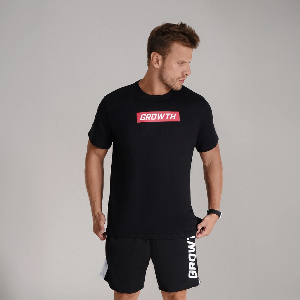 CAMISETA PRETA RETÂNGULO VERMELHO