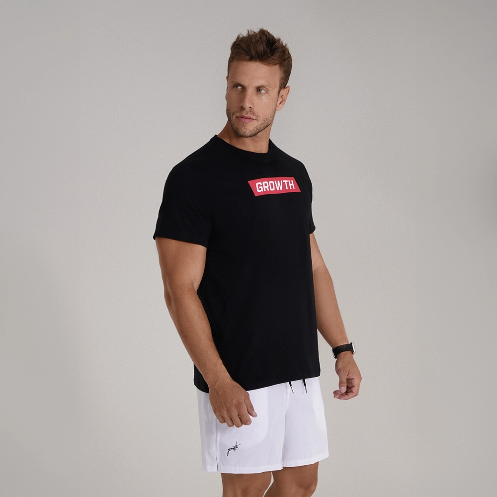 CAMISETA PRETA RETÂNGULO VERMELHO