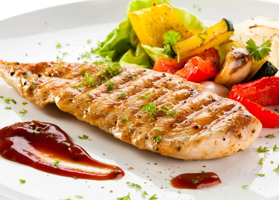 GROWTH SUPPLEMENTS - Imagem ilustrativa frango grelhado com ketchup