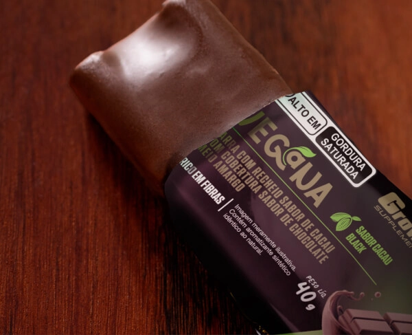 Barra de proteína vegana em cima de uma tábua