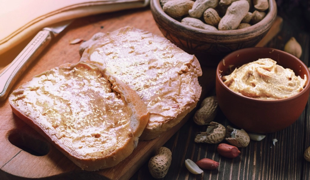 GROWTH SUPPLEMENTS - Imagem ilustrativa Pasta de amendoim beijinho em um pão